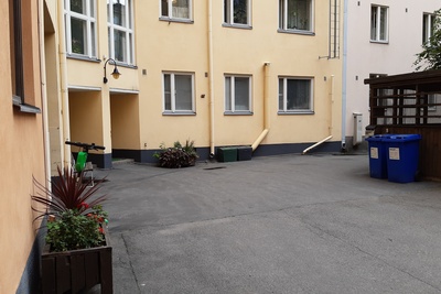 Hakaniemenkuja 2. Lapsia leikkimässä Hura hura häitä -leikkiä Hakaniemenkujan, Hakaniemenkadun, Näkinkujan ja Sörnäisten rantatien välisellä korttelipihalla. rephoto