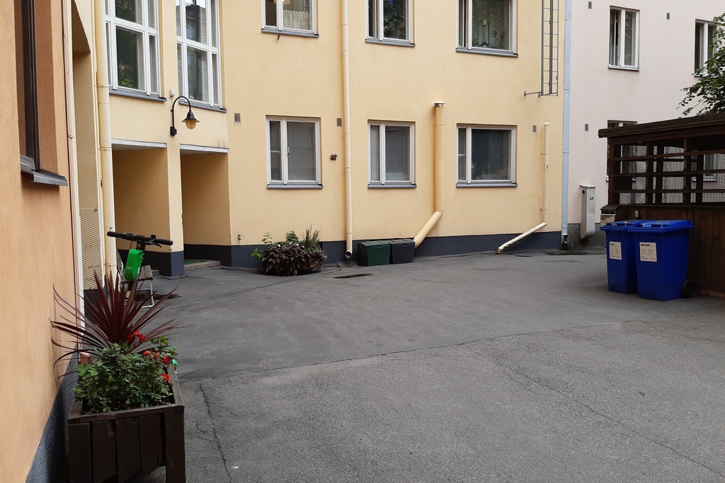 Hakaniemenkuja 2. Lapsia leikkimässä Hura hura häitä -leikkiä Hakaniemenkujan, Hakaniemenkadun, Näkinkujan ja Sörnäisten rantatien välisellä korttelipihalla. rephoto