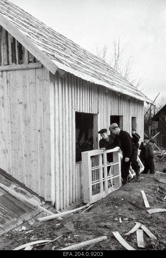 Nõo Higher School students in the construction of the school workshop.