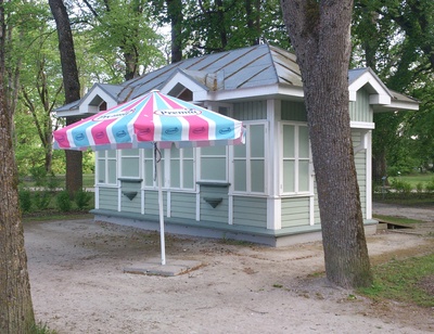 Ajalehthikiosk Kuressaare Park rephoto