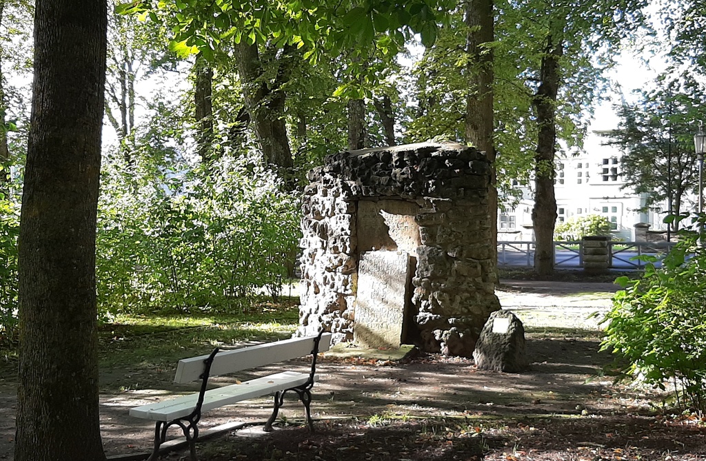 Kuresaar : self. Place of St. Laurentius Church in the city park rephoto