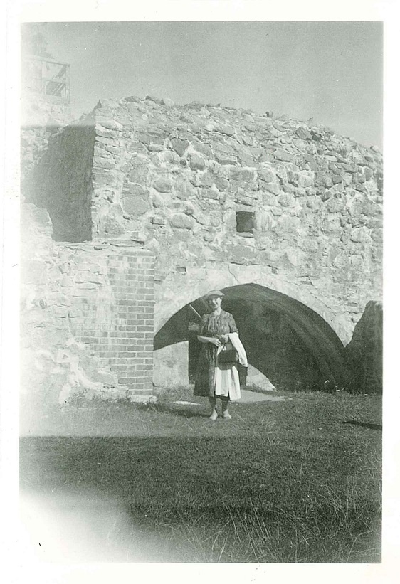 Woman on the ruins of the castle of the Sixth Street