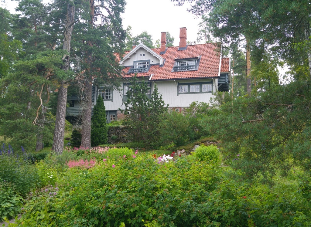 Ainolan puutarhassa Sibelius ja Aino sekä tyttäret Heidi, Margareta ja Katarina. rephoto