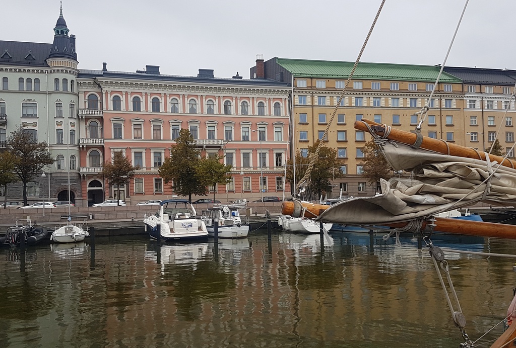 Pohjoisranta 12, 14. Etualalla merta ja veneitä. rephoto