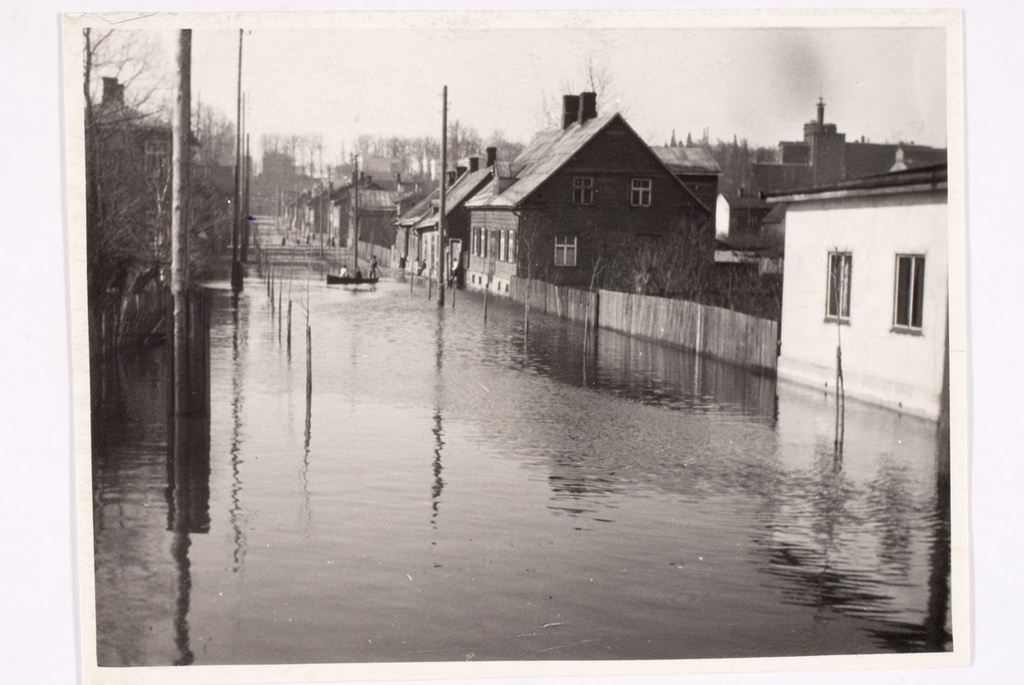 View River by Marja Street on Oa tn. From the corner during the spring of 1950. Tartu
