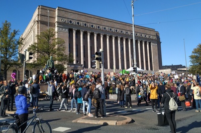Demonstration in front of the House of Representatives rephoto