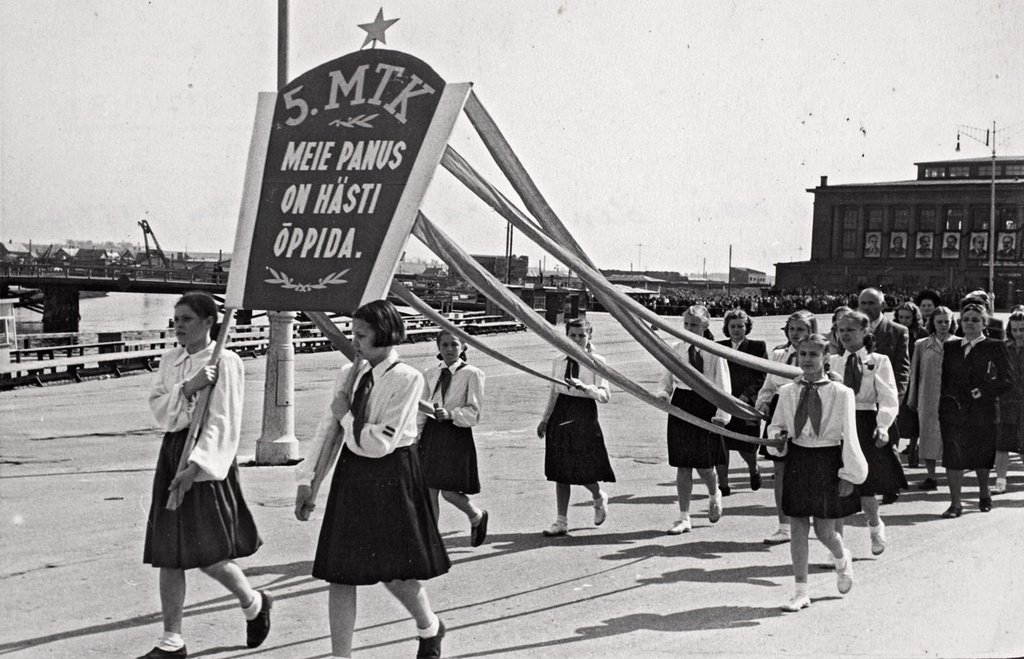 1 May demonstration in Tartu 1951: schoolchildren V from incomplete secondary school