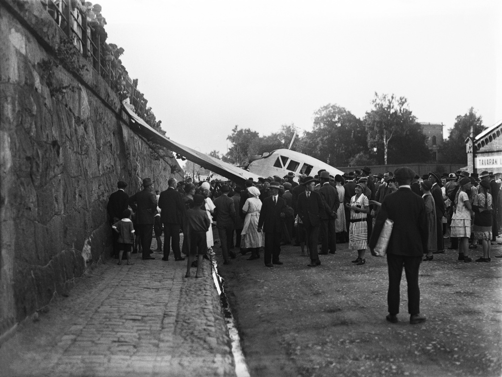 Hätälaskun tehnyt Aero Oy:n lentokone Junkers D335 Töölön tavara-aseman luona.