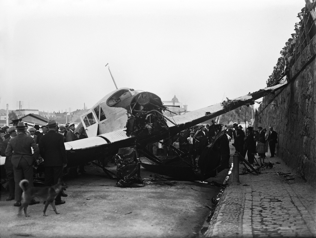 Hätälaskun tehnyt Aero Oy:n lentokone Junkers D335 Töölön tavara-aseman luona.