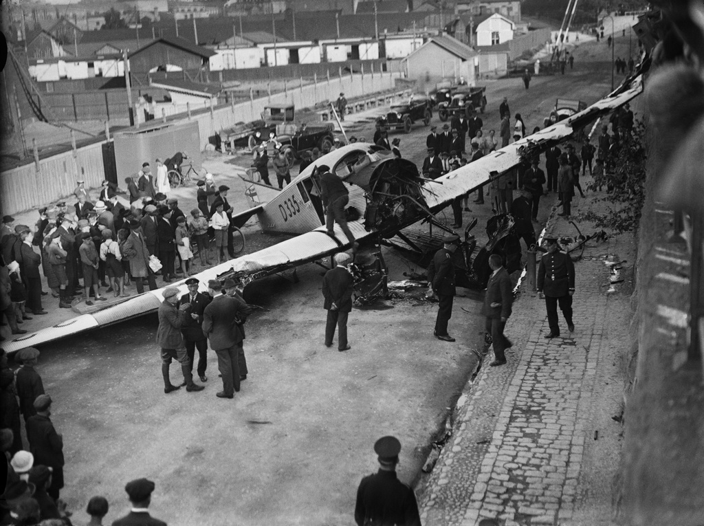 Lento-onnettomuus. Hätälaskun tehnyt Aero Oy:n Junkers -mallinen lentokone D 335 Töölön tavara-aseman luona.