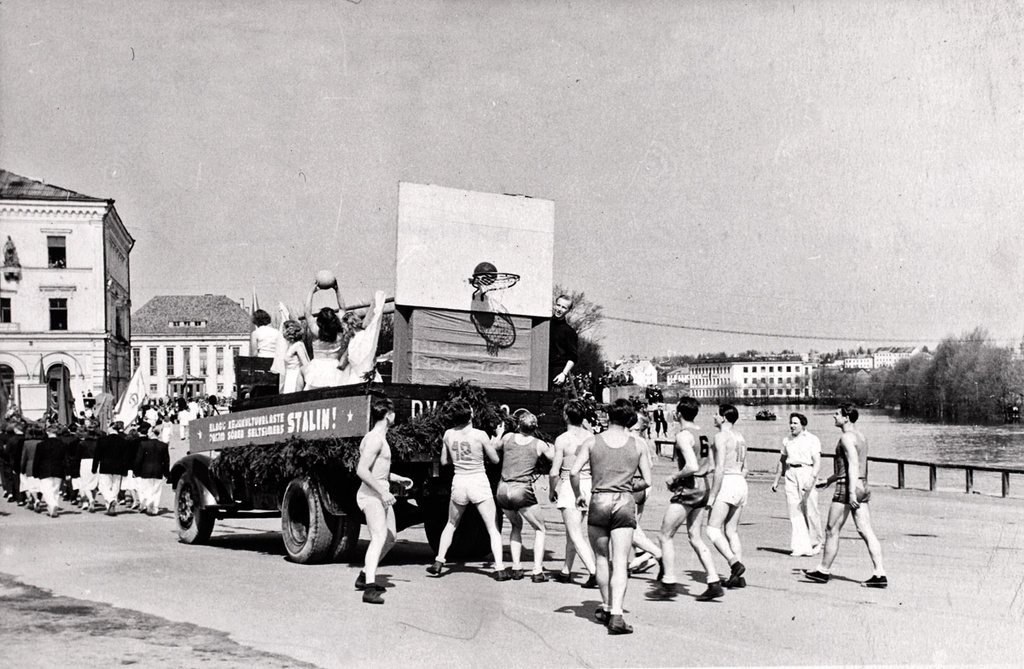 1 May demonstration in Tartu 1951: ball players