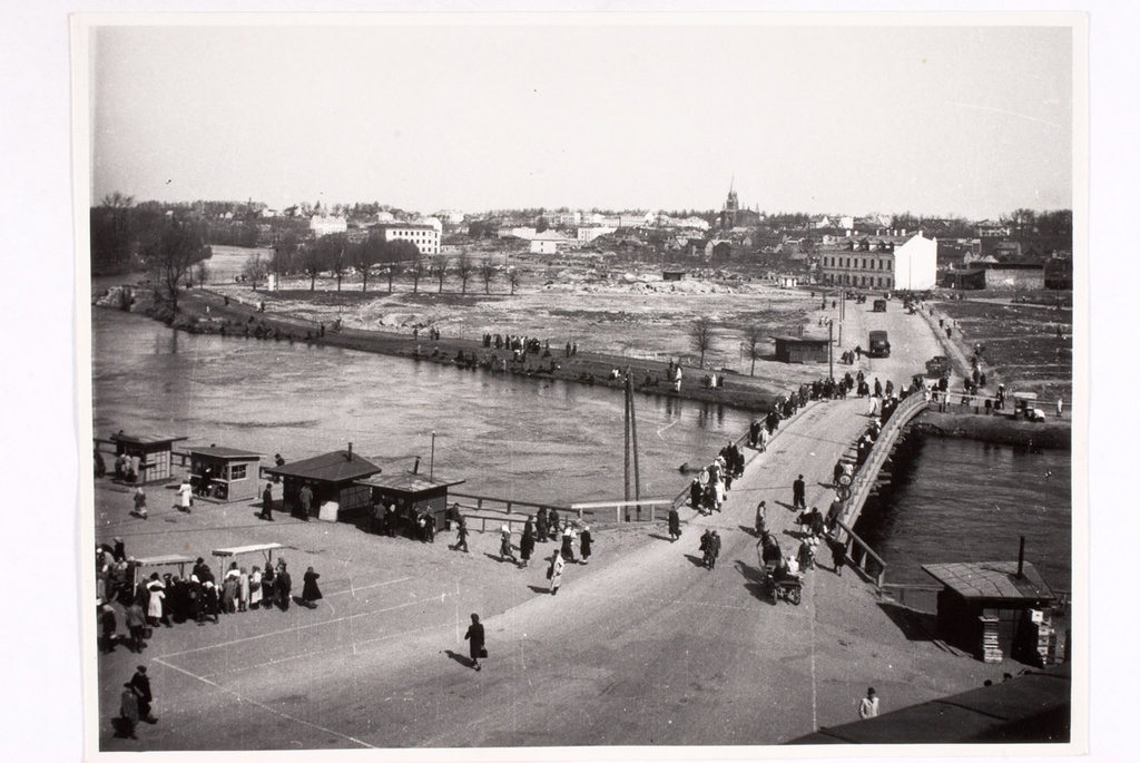 View towards the Church of Peter across the bridge, on the right Narva mnt. And the house. Tartu