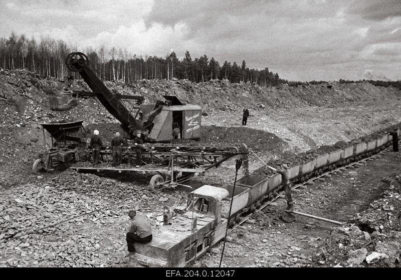 Mechanized Mining of Fuelstone in the career of Kohtla Mining No. 3, where the designer Tomberg's sorting conveyor has been introduced.