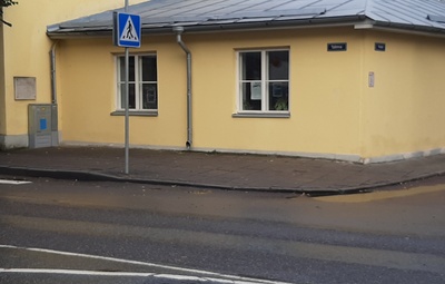 Saaremaa kevadlaat 1970: laadaliste rongkäik Lossihoovi rephoto