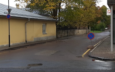 Saaremaa kevadlaat 1970: laadaliste rongkäik Lossihoovi rephoto