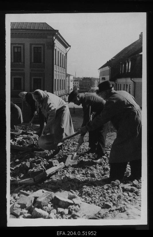 TRÜ Mathematics-Loods Faculty faculty lecturers at the reconstruction works in the vicinity of Raekoja.