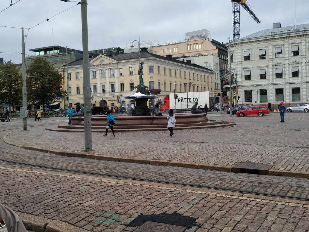 Havis Amanda -suihkukaivo Kauppatorilla paljastustilaisuuden jälkeen rephoto
