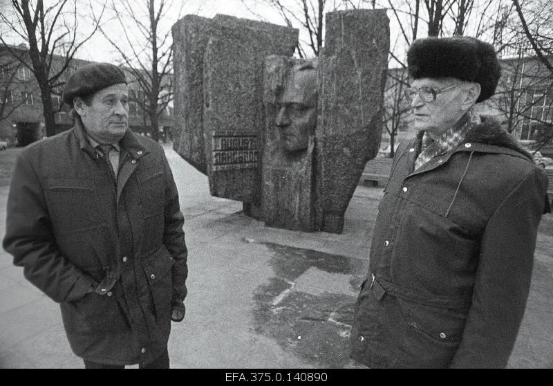 Journalist Andres Toht and parteiveteran Vassili Riis are conversing.