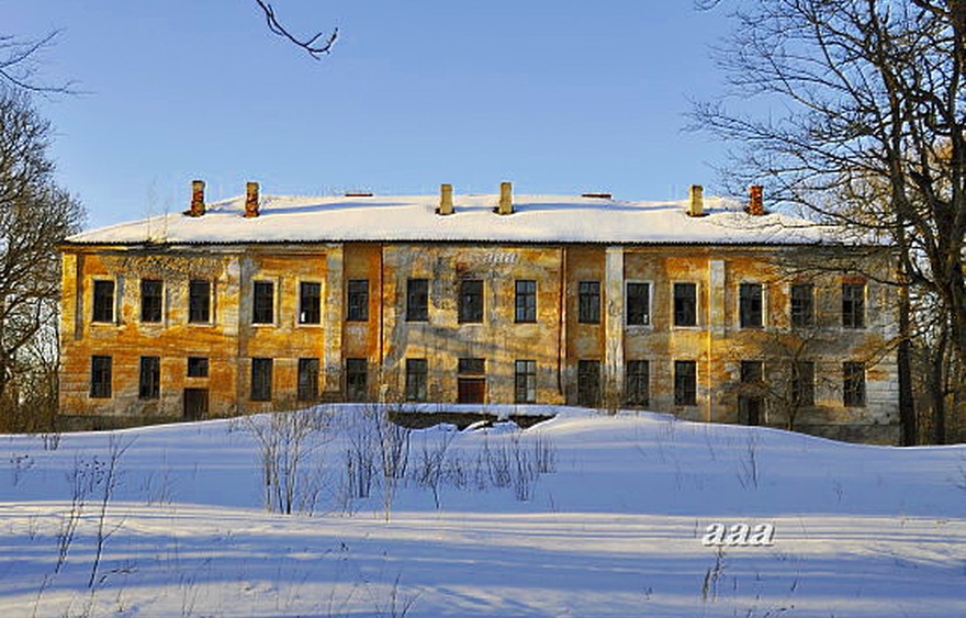 Tapa mõisahoone, otsevaade peafassaadile, frontoonil Kaitseliidu vapp rephoto