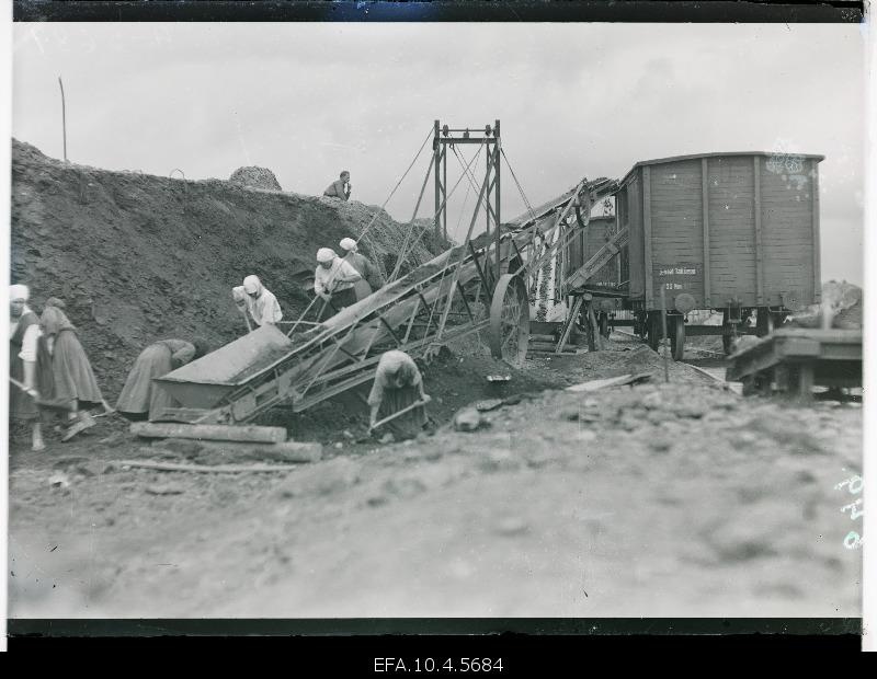 Loading of oil shale into the wagon in the country's Põllustone industry.