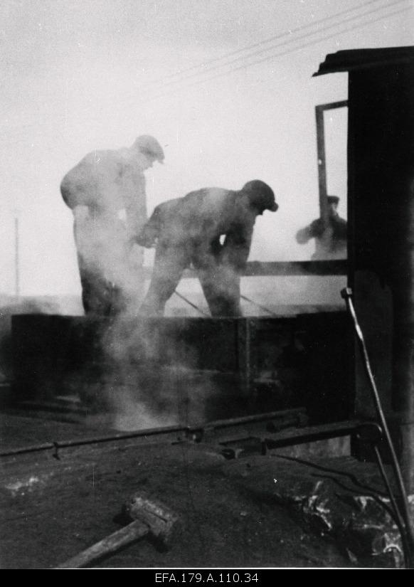 Work operation in the oil factory of Kohtla-Järve in the country's Põllustone industry.