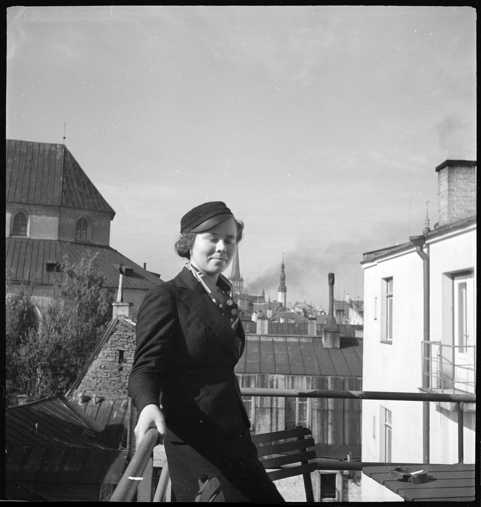 CH-NB - Estonia, Tallinn (Reval)- Student - Annemarie Schwarzenbach - SLA-Schwarzenbach-A-5-16-007 - Estonia, Tallinn (Reval): Student; Estonian Student on Balkon