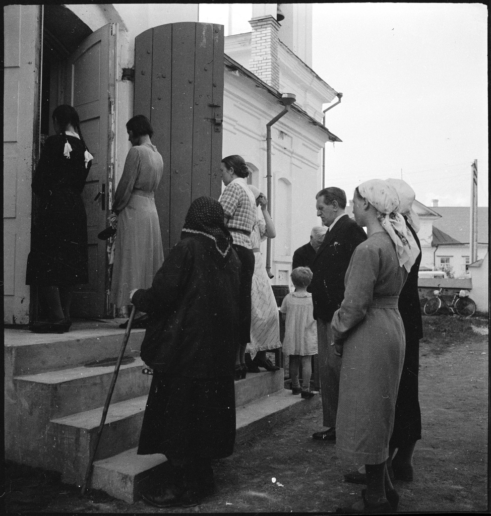 CH-NB - Estonia, Petseri (Pechory)- Monastery - Annemarie Schwarzenbach - SLA-Schwarzenbach-A-5-16-101 - Estonia, Petseri (Pechory): Monastery; people before the monastery