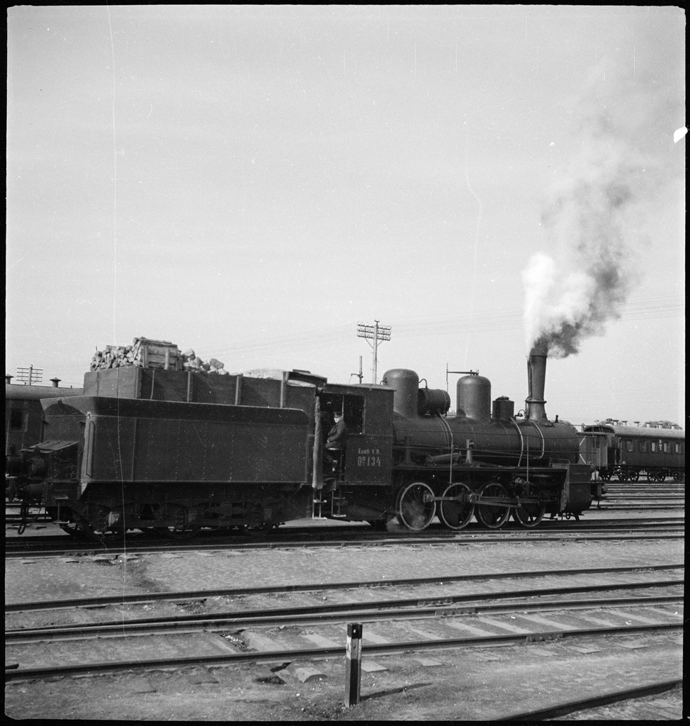 CH-NB - Estonia, Narva (Narwa)- Railway - Annemarie Schwarzenbach - SLA-Schwarzenbach-A-5-16-118 - Estonia, Narva (Narwa): Railway; Lokomotive with Wagen