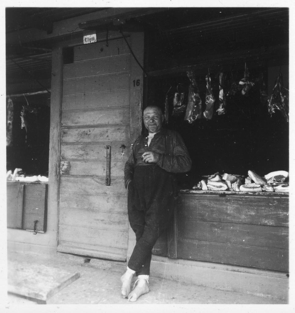 CH-NB - Estonia, Valk-Walk (Valga)- people - Annemarie Schwarzenbach - SLA-Schwarzenbach-A-5-16-132 - Estonia, Valk/Walk (Valga): people; man before a meat store