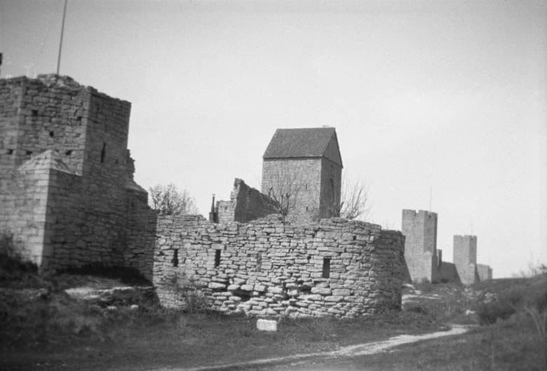 Visby ringmur - Visby stadsmur "Ringmuren" vid Östergravar, med Dalmanstornet. Ringmuren är 11 meter hög, byggdes i två etapper och stod klar 1288. ursprungligen hade muren 20 marktorn och 22 sadeltorn, men idag finns 27 av marktornen kvar. Äldsta delen av muren är en kastal idag kallad "kruttornet" och byggdes på 1100-talet.
