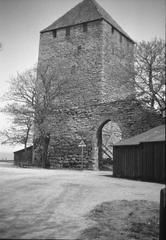 Visby ringmur - Kruttornet är äldsta tornet i Visby och byggdes på 1100-talet. Det var ett försvarstorn till den medeltida hamnen som nu mera är Almedalen.