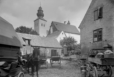 Gårdsmiljö från kvarter Kaplanen, tomt 5. I bakgrunden tornet till Visby domkyrka, Sankta Maria.  duplicate photo