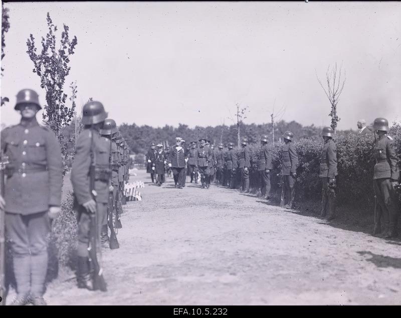 Military personnel accepting Queen Gustav V of Sweden in Tallinn.