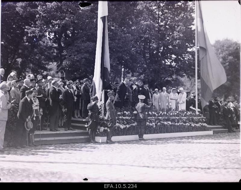 The Swedish King Gustav V, together with Estonian state figures, was held at the tribute during the parade organized in the honor of the king.