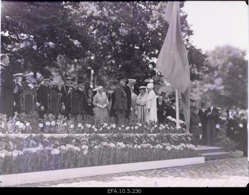 The Swedish King Gustav V, together with Estonian state figures, was held at the tribute during the parade organized in the honor of the king.