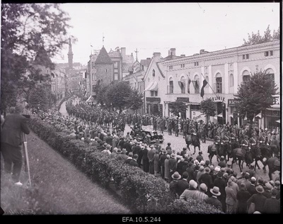 The paradise on Viru Street was arranged in the name of the Polish President J. Moszick (in the car).  duplicate photo
