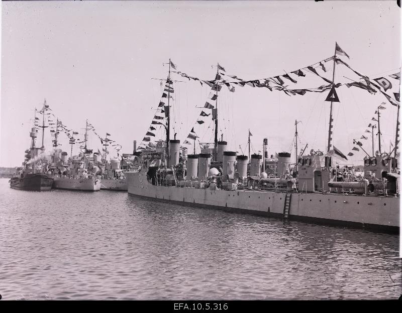 The port of Tallinn on the day of the arrival of the king of Sweden, Gustav V.