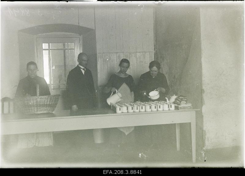 Food distribution at Paide Hospital.