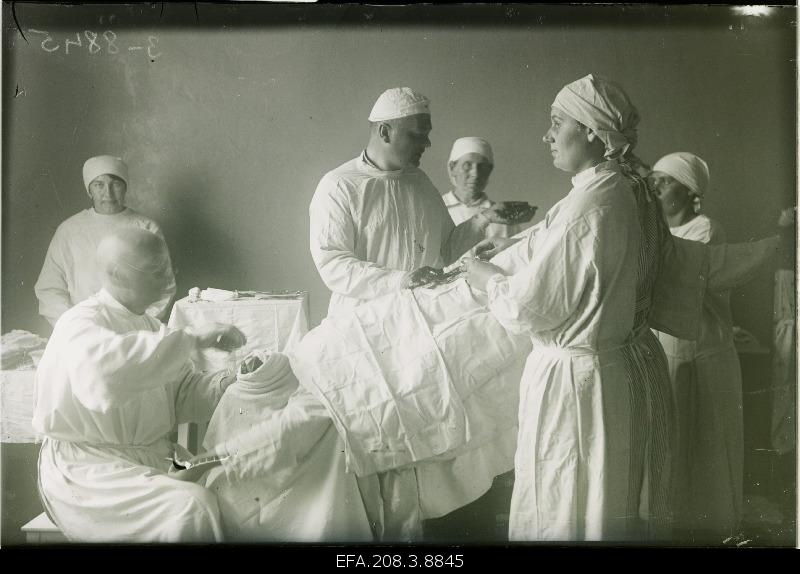 Paide Hospital Doctor K. Food with assistants in the operating room for surgery.
