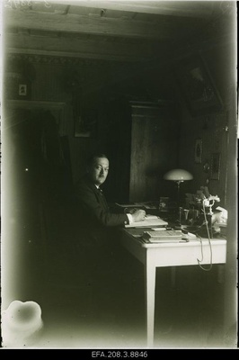Paide Hospital Doctor K. Sööt in his workplace.  duplicate photo