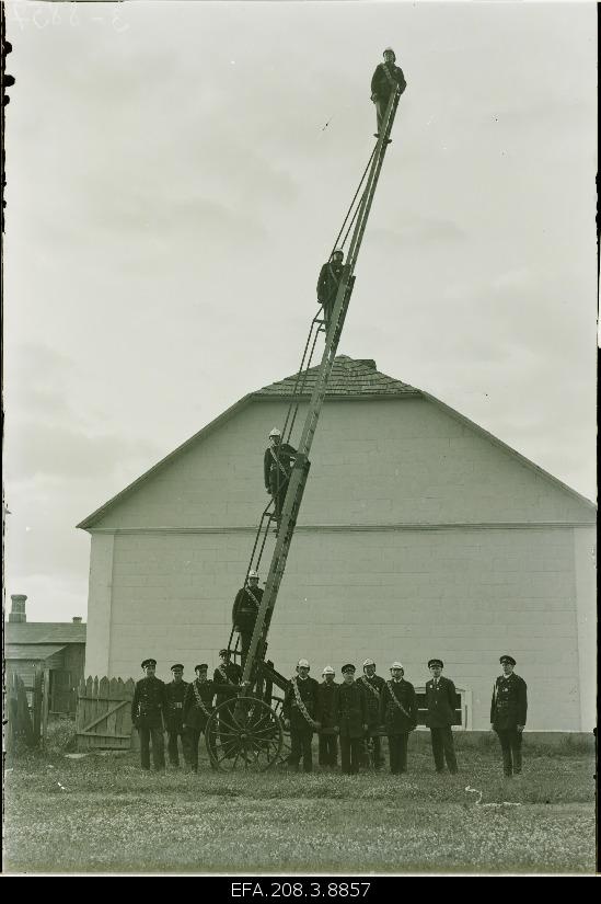 Paide fire brigade at the firewall.