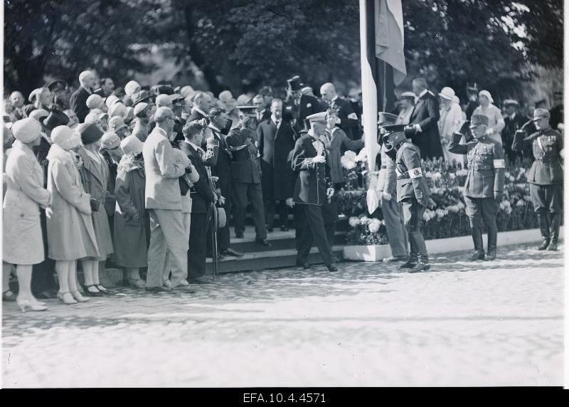 The people welcomed the king of Sweden Gustav V on his arrival in Tallinn.