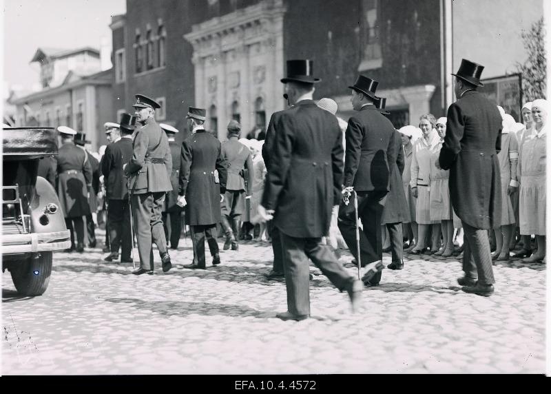 Queen Gustav V of Sweden, along with the envoys on the Freedom Square.