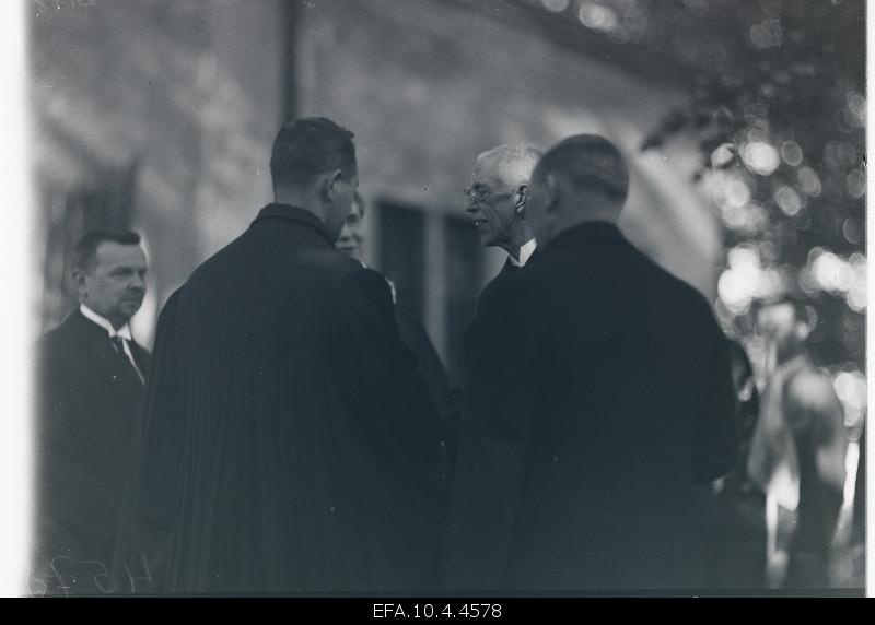 King of Sweden Gustav V is conversing with representatives of the Government of the Republic of Estonia.