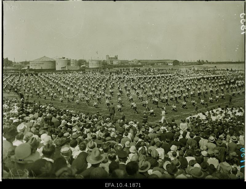 Performance of the contestants on the stadium.
