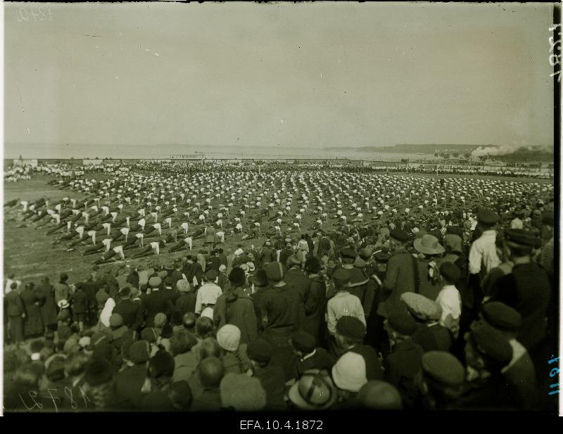 Performance of the contestants on the stadium.