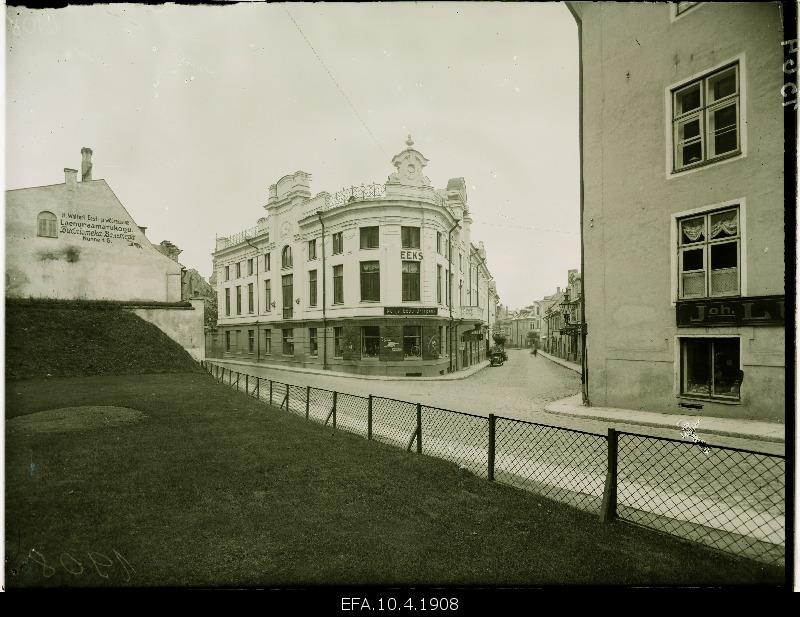 View on the wide street.