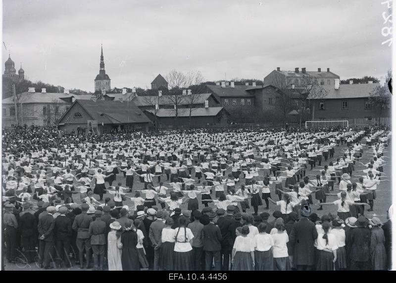 Participants from the competition party are performing in Tallinn.
