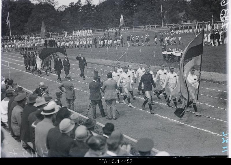Athletes defileel.