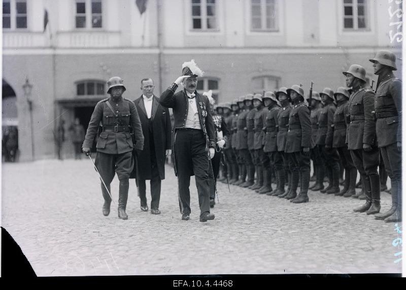 The Ambassador of a Foreign State goes to present the powers of the Senior State.